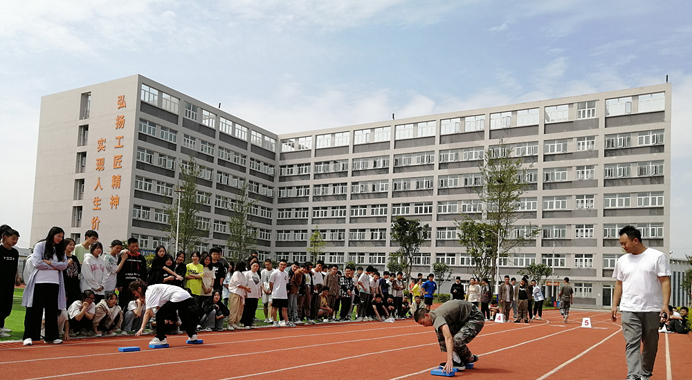 四川科慧学校,趣味运动会之摸石头过河