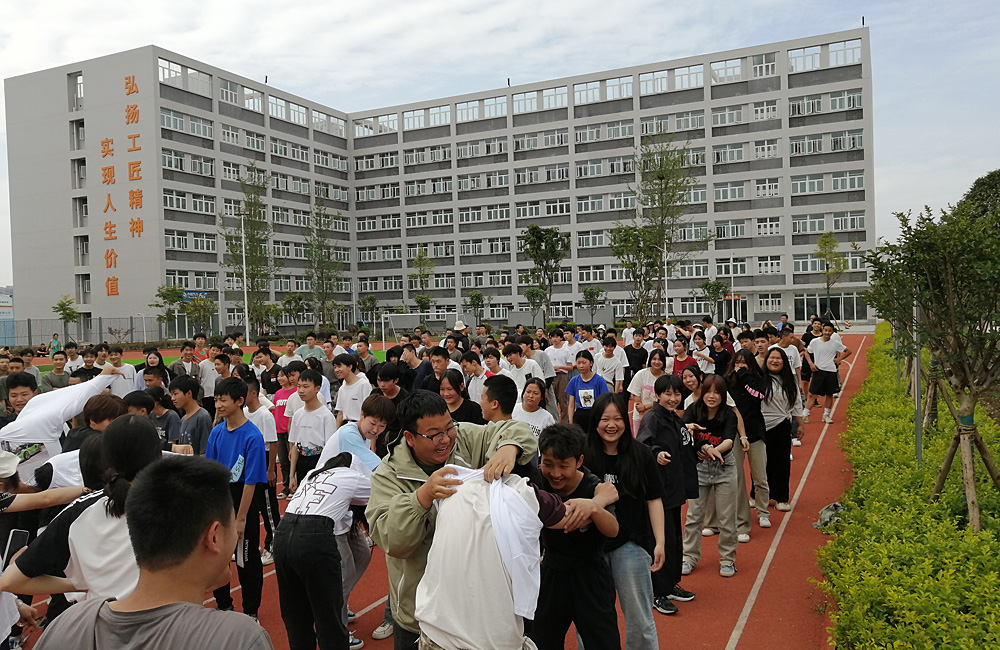 四川科慧学校,趣味运动会之穿衣接力