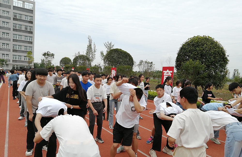 四川科慧学校,趣味运动会之穿衣接力